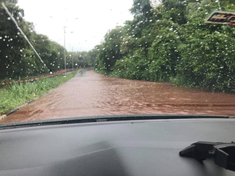Temporal causa alagamentos e estragos em todas as regiões de Foz; veja imagens