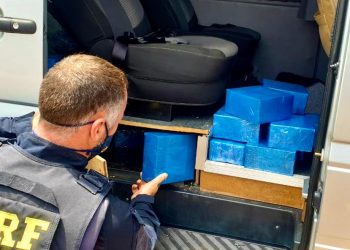 PRF apreende 180 celulares em descaminho em um fundo falso de micro–ônibus