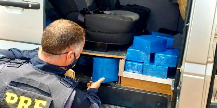 PRF apreende 180 celulares em descaminho em um fundo falso de micro–ônibus