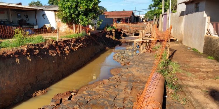 Com obras inacabadas, moradores do São Luís ainda sofrem com alagamentos
