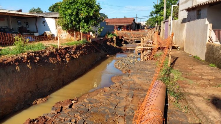 Com obras inacabadas, moradores do São Luís ainda sofrem com alagamentos