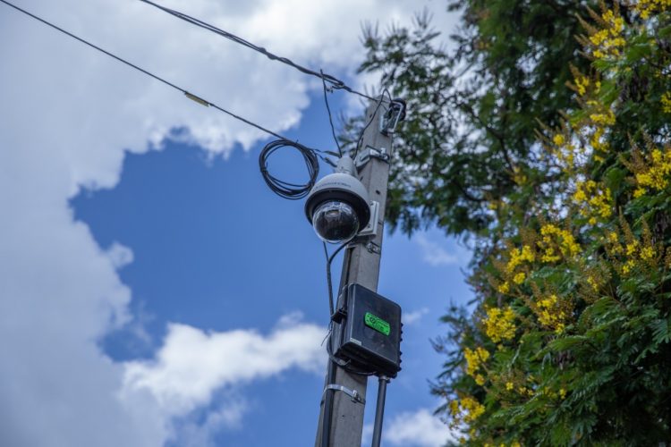 Em fase de implementação, semáforos inteligentes na Vila A recebem ajustes