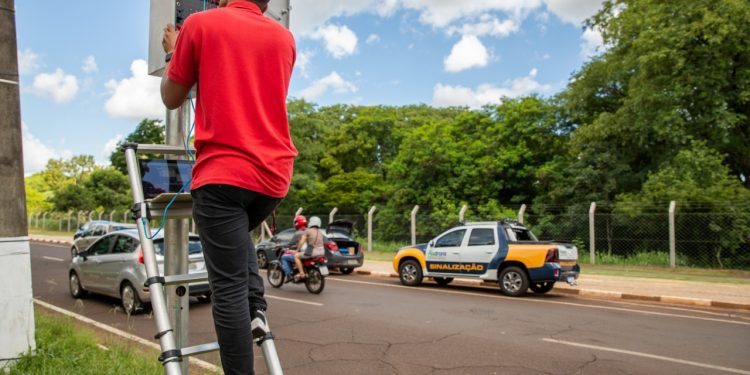 Em fase de implementação, semáforos inteligentes na Vila A recebem ajustes