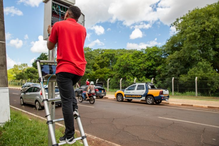 Em fase de implementação, semáforos inteligentes na Vila A recebem ajustes