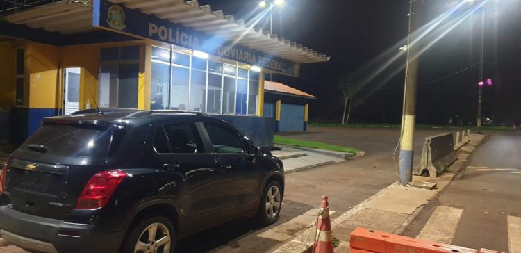 PRF recupera veículo roubado que seria levado ao Paraguai