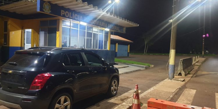 PRF recupera veículo roubado que seria levado ao Paraguai