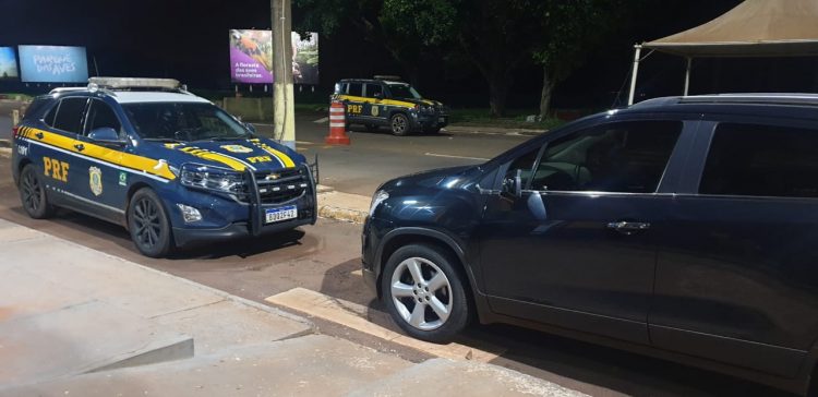 PRF recupera veículo roubado que seria levado ao Paraguai