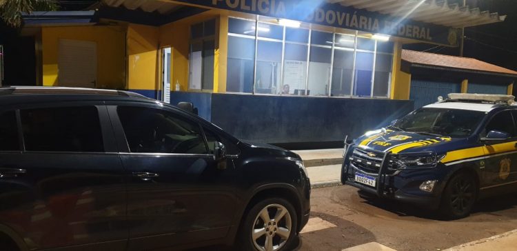 PRF recupera veículo roubado que seria levado ao Paraguai
