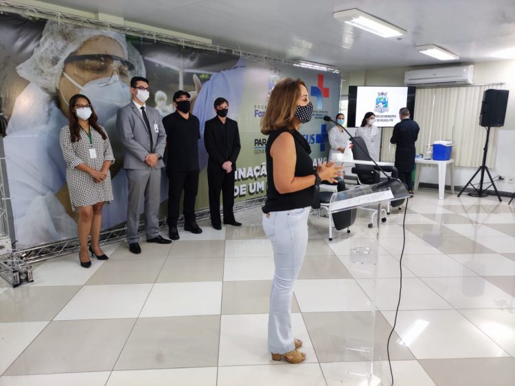 Emoção marca início da vacinação contra Covid-19 em Foz