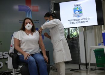 Emoção marca início da vacinação contra Covid-19 em Foz