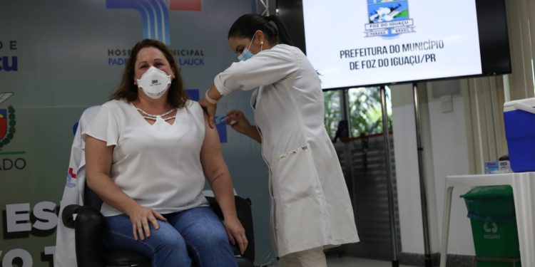 Emoção marca início da vacinação contra Covid-19 em Foz