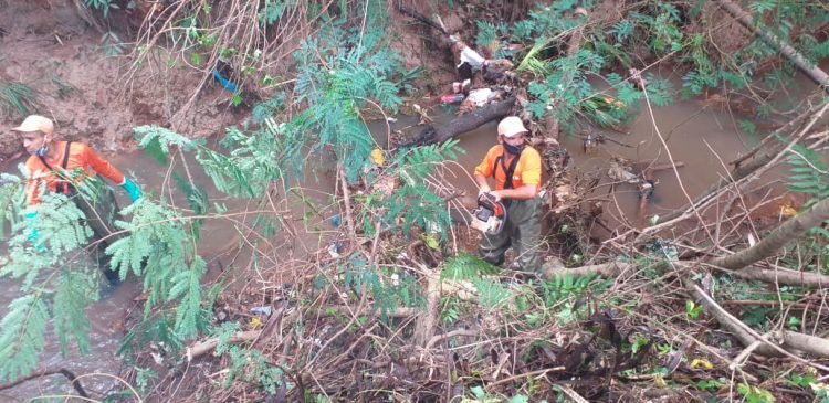 Força-tarefa retira quase 60 toneladas de lixo de rios e córregos em apenas um dia