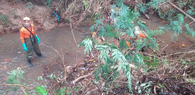 Força-tarefa retira quase 60 toneladas de lixo de rios e córregos em apenas um dia