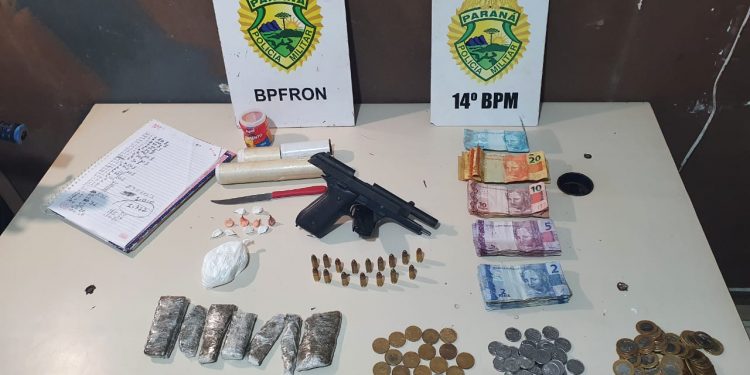 Polícia Militar apreende drogas, arma, munições e dinheiro em Foz