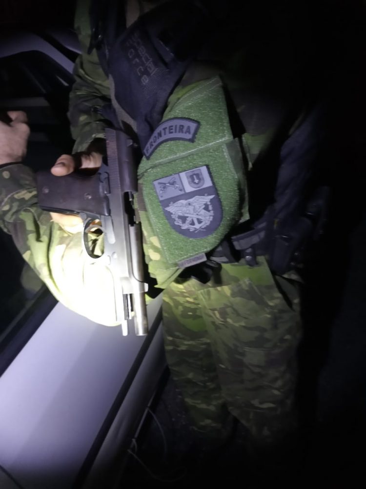 Polícia Militar apreende drogas, arma, munições e dinheiro em Foz