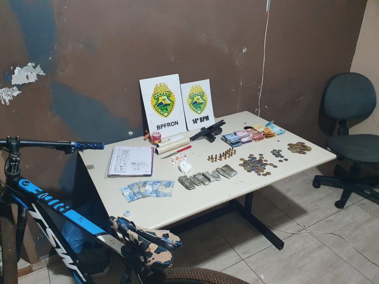 Polícia Militar apreende drogas, arma, munições e dinheiro em Foz
