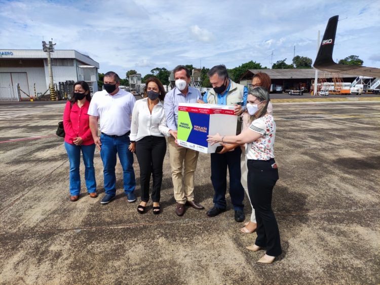 Foz do Iguaçu recebe 3,4 mil vacinas da AstraZeneca contra Covid-19