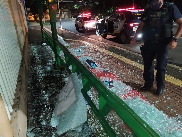 GM prende vândalo em flagrante quebrando pontos de ônibus no centro