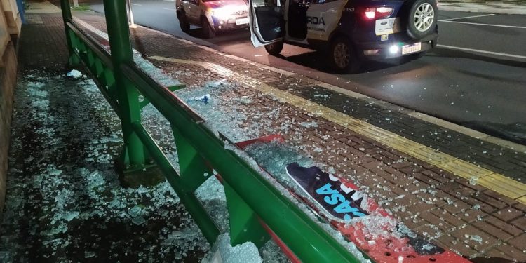 GM prende vândalo em flagrante quebrando pontos de ônibus no centro