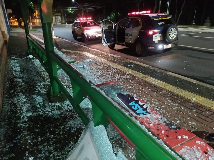 GM prende vândalo em flagrante quebrando pontos de ônibus no centro