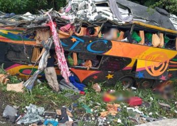 Ônibus com mais de 50 passageiros despenca na BR-376; há mortos e diversos feridos