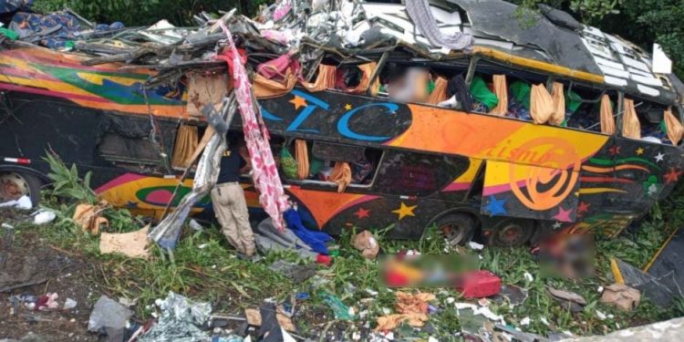 Ônibus com mais de 50 passageiros despenca na BR-376; há mortos e diversos feridos
