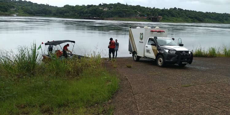 Bombeiros localizam corpo de rapaz que se afogou no Rio Paraná