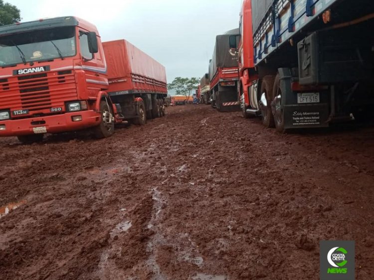 Com chuva, caminhoneiros enfrentam dias difíceis em Puerto Índio, no Paraguai