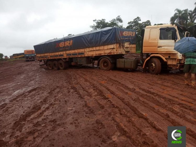Com chuva, caminhoneiros enfrentam dias difíceis em Puerto Índio, no Paraguai