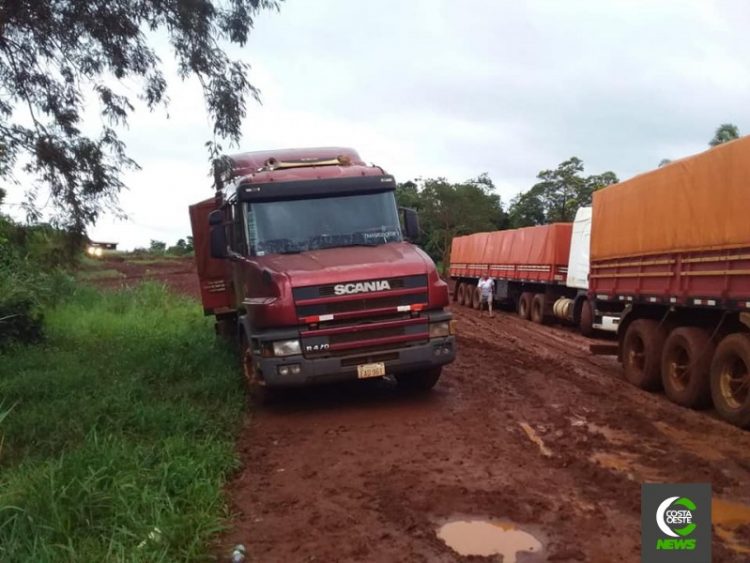 Com chuva, caminhoneiros enfrentam dias difíceis em Puerto Índio, no Paraguai