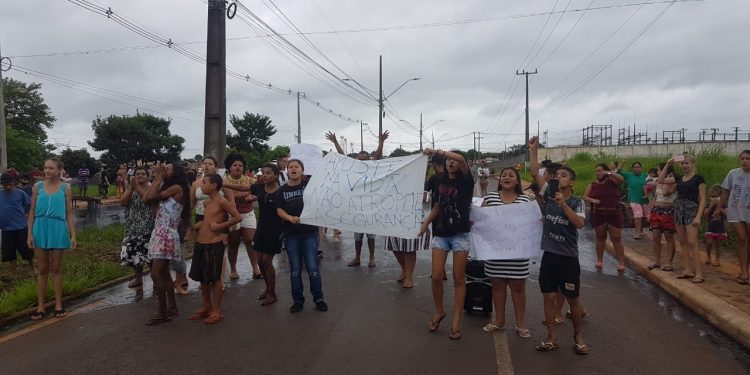 Moradores do Jardim Almada protestam após criança ser atropelada na Av. Andradina