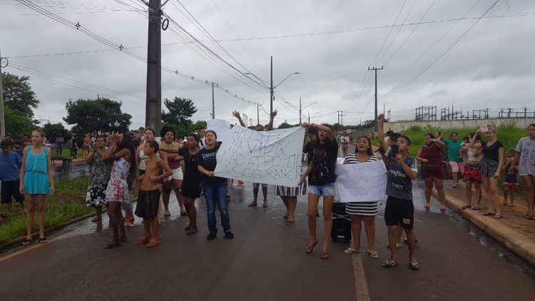 Moradores do Jardim Almada protestam após criança ser atropelada na Av. Andradina