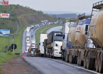 Associação diz que caminhoneiros farão greve dia 1º de fevereiro