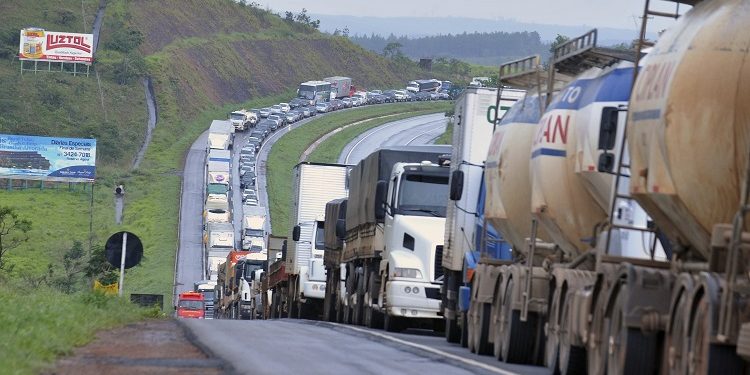 Associação diz que caminhoneiros farão greve dia 1º de fevereiro