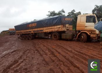 Com chuva, caminhoneiros enfrentam dias difíceis em Puerto Índio, no Paraguai