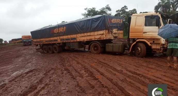 Com chuva, caminhoneiros enfrentam dias difíceis em Puerto Índio, no Paraguai