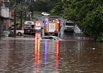 Temporal causa alagamentos e estragos em todas as regiões de Foz; veja imagens