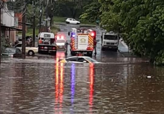 Temporal causa alagamentos e estragos em todas as regiões de Foz; veja imagens