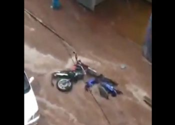 No Paraguai, chuva causa alagamento e arrasta carros e motos