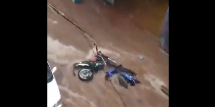 No Paraguai, chuva causa alagamento e arrasta carros e motos