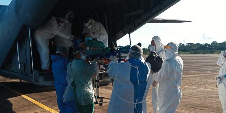 Pacientes com covid-19 são transferidos de Rondônia para Curitiba
