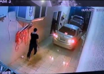 Homens armados rendem funcionário e roubam dois veículos em São Miguel; vídeo