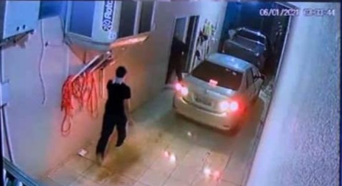 Homens armados rendem funcionário e roubam dois veículos em São Miguel; vídeo