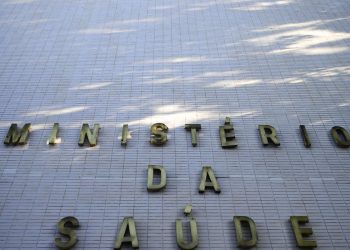 Saúde alerta sobre ligações e SMS falsos de cadastro para vacinação