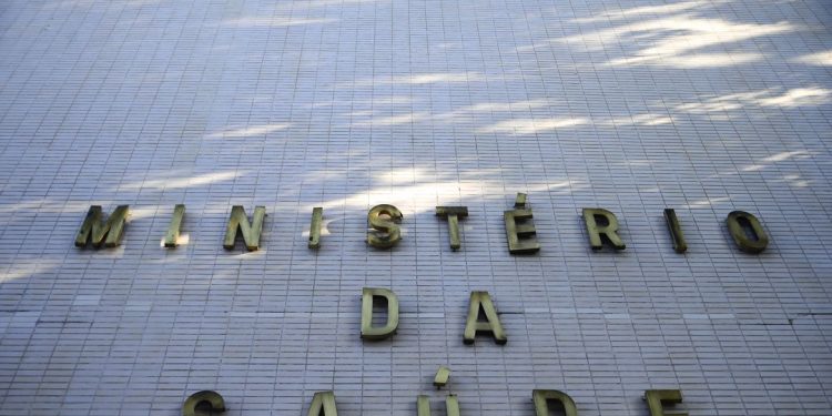 Saúde alerta sobre ligações e SMS falsos de cadastro para vacinação