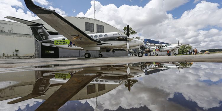 Governo vai usar frota aérea para agilizar transporte da vacina no Paraná