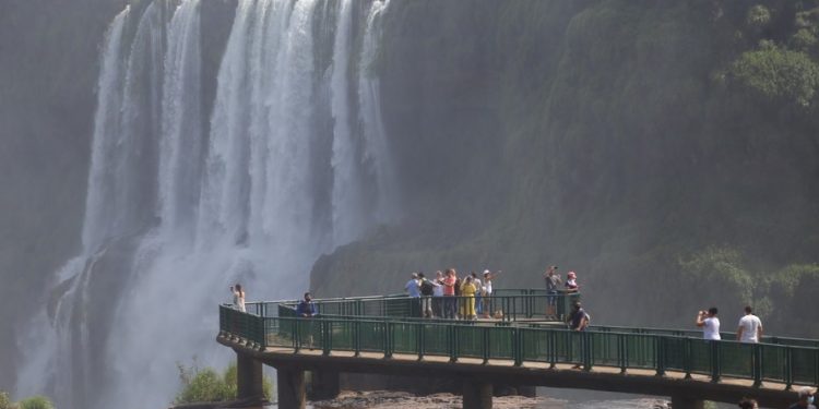 Foz do Iguaçu atrai 33,6 mil turistas nos primeiros dias de 2021