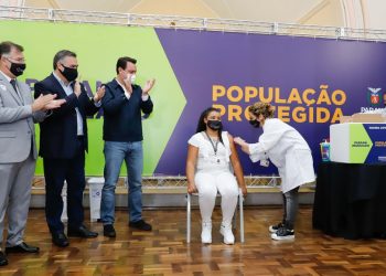 Enfermeira do Hospital do Trabalhador é a primeira a ser vacinada no Paraná