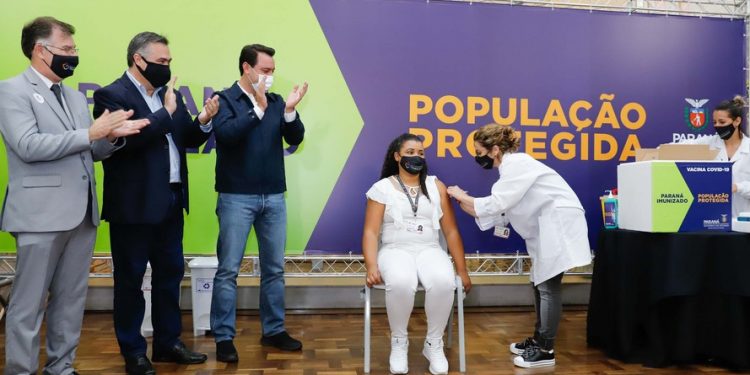 Enfermeira do Hospital do Trabalhador é a primeira a ser vacinada no Paraná
