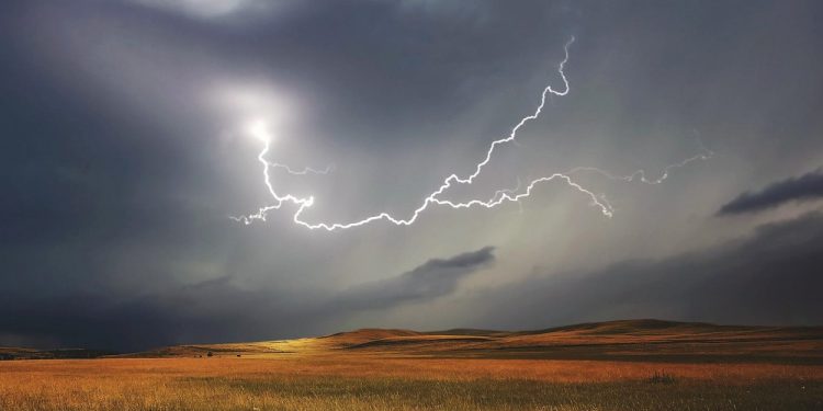 Homem morre ao ser atingido por raio no Paraná